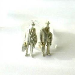 Stud earring sterling silver-Handmade-Travelers-Lost wax method-Men with suitcases-Modern-Figure